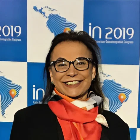 Imagem da Dra. Maria Lazara Dall'Acqua durante um congresso de Odontologia em 2019